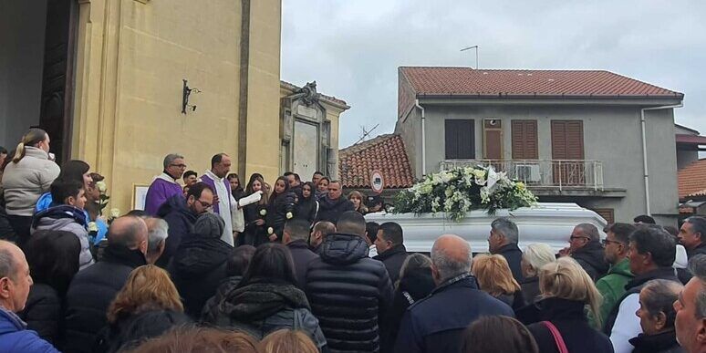 Tredicenne morto a scuola, l’autopsia rivela una sofferenza cardiaca. In tremila ai funerali
