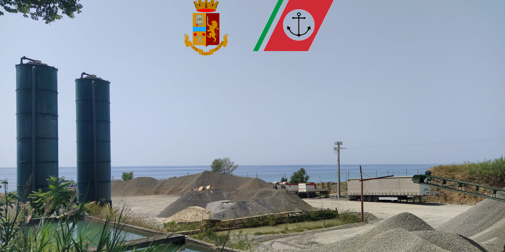 Chiazze scure in mare a San Lucido: sequestrato un impianto che scaricava inerti