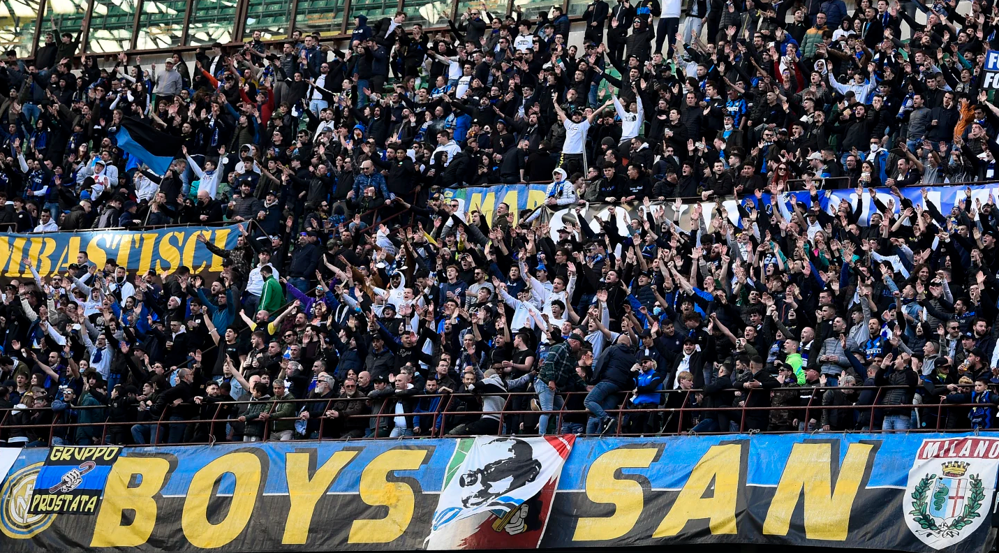 Lo striscione “Curva Nord” dell’Inter scompare da San Siro. Breve storia ed involuzione degli ultrà metropolitani diventati ‘ndranghetisti