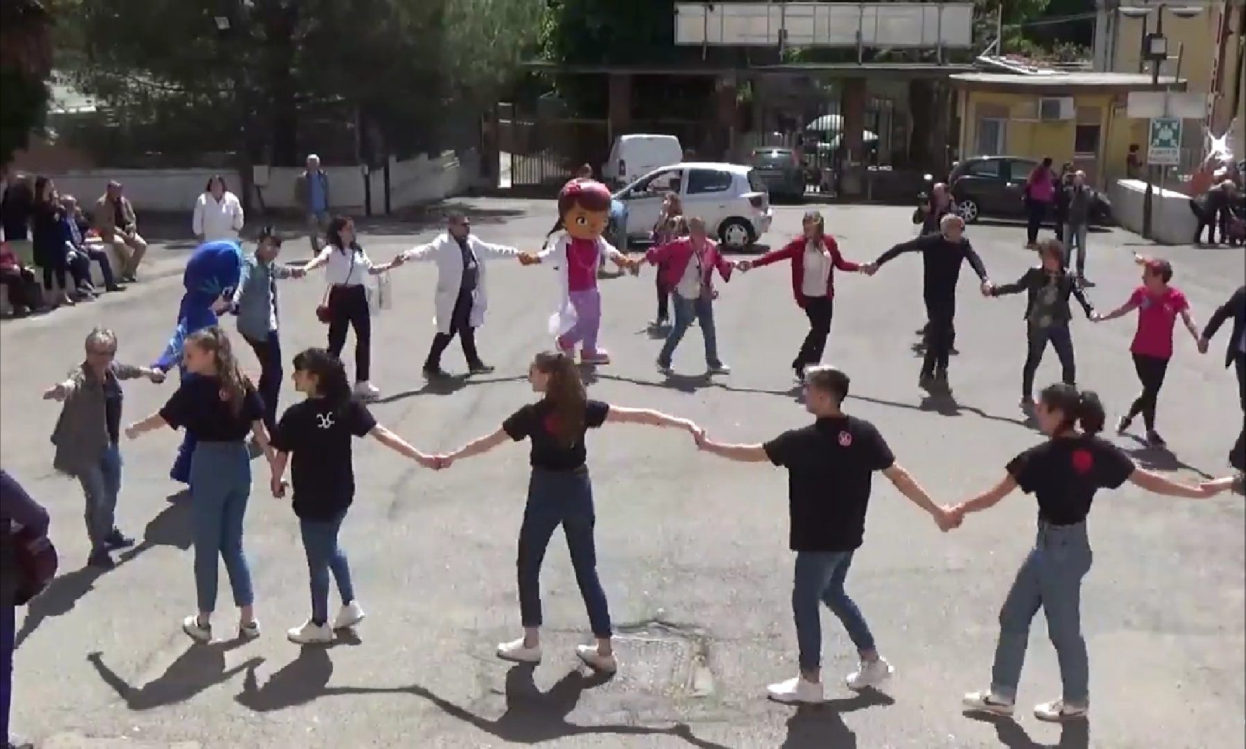 Il flash mob di Onco Med all’Annunziata, una carezza per adulti e bambini