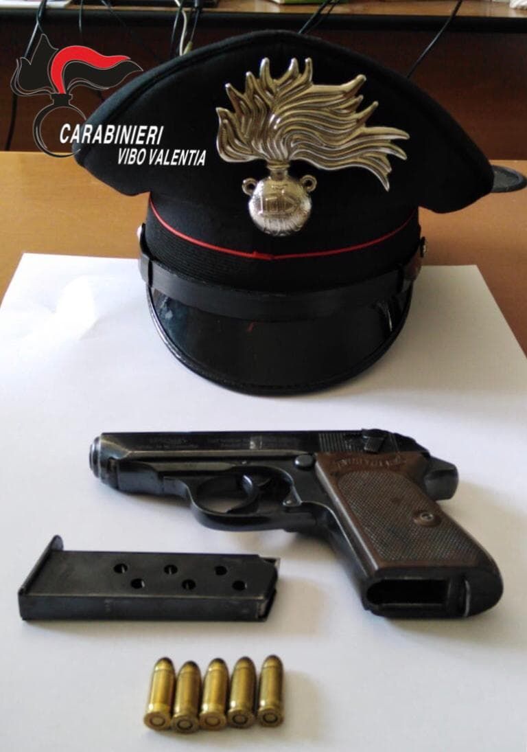 In auto con una pistola clandestina, due arresti nelle Serre