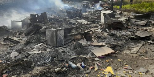 Reggio, ancora distese di rifiuti in fiamme ad Arghillà