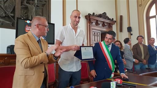 Manu Ginobili torna a Reggio da leggenda del basket. «Questa è stata casa mia» – FOTO