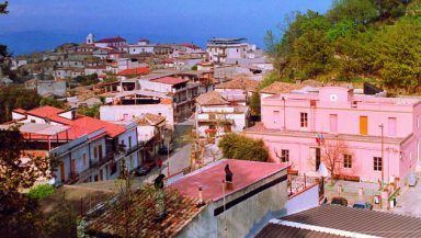 Minaccia di gettarsi insieme ai figli dal tetto del municipio