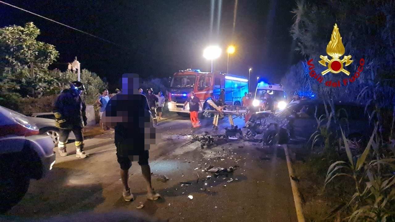 Incidente frontale a Gizzeria, quattro feriti tra cui un bambino – FOTO