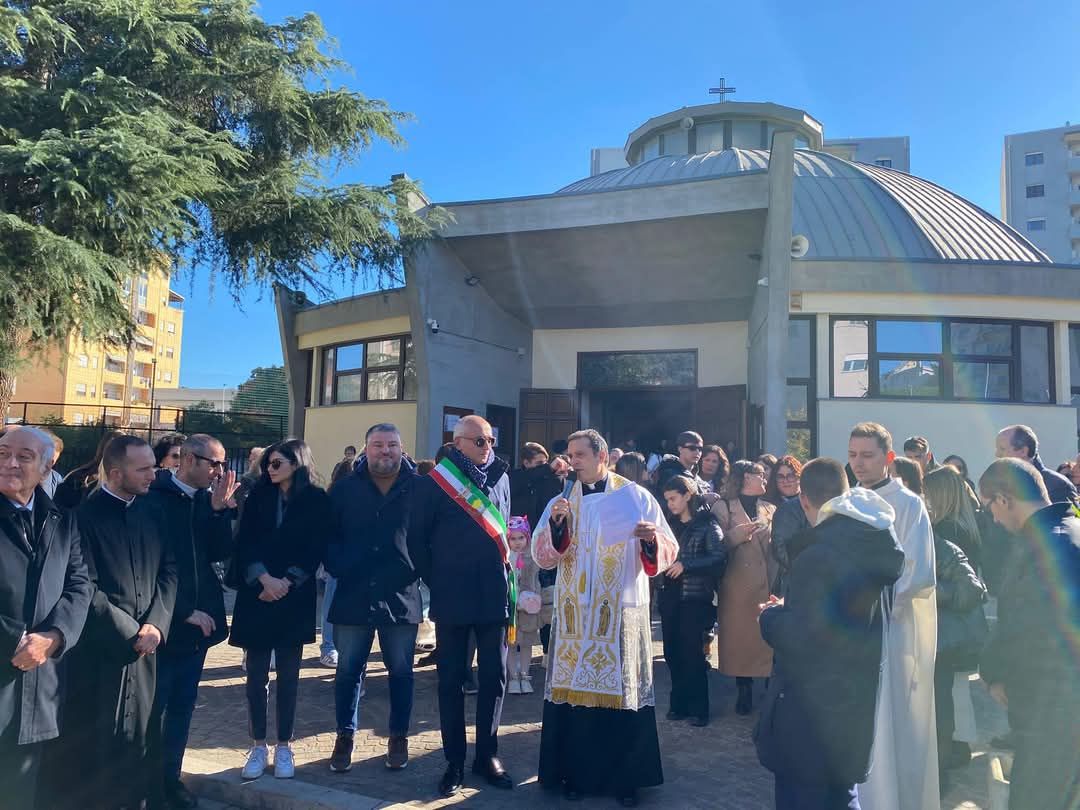 Cosenza, intitolata a Cristo Re la piazza prospiciente la chiesa tra via Popilia e viale Mancini