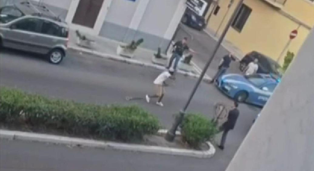 Agenti feriti a sprangate a Crotone: per uno di loro scatta la profilassi Hiv dopo un morso