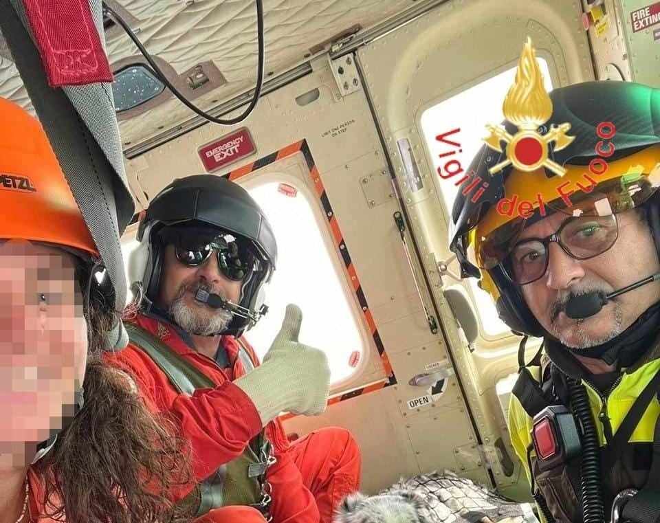 Escursionista recuperata in montagna con il suo cane nel Cosentino, aveva perso l’orientamento – VIDEO