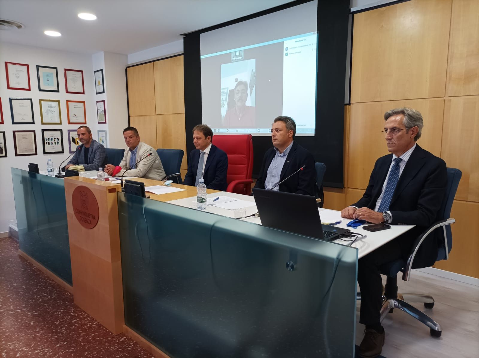 Cosenza, le proposte dei sindacati per scongiurare una “nuova” crisi