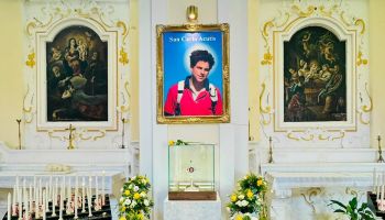 San Carlo Acutis arriva nella città di Gioacchino da Fiore: la fede dei giovani, la speranza e il coraggio di essere se stessi