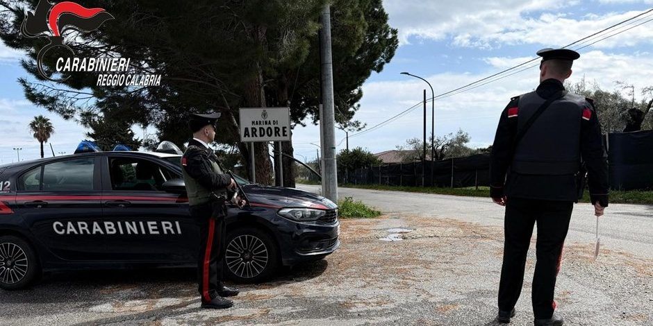 Minaccia i familiari con un coltello per ottenere denaro, un arresto nel Reggino