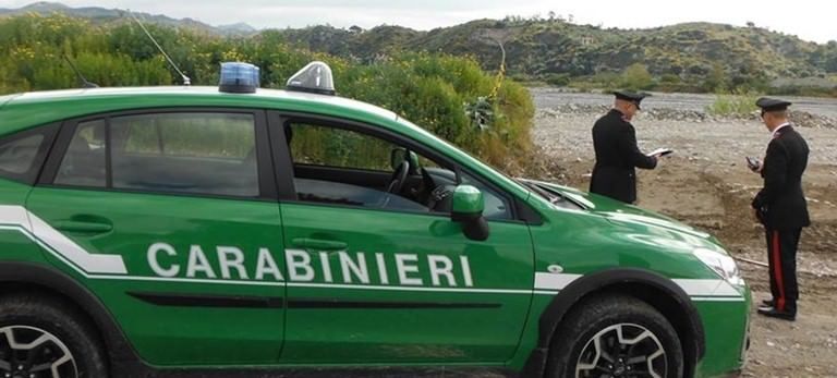 Sbancava un terreno per realizzare un edificio abusivo nel Crotonese, denunciato