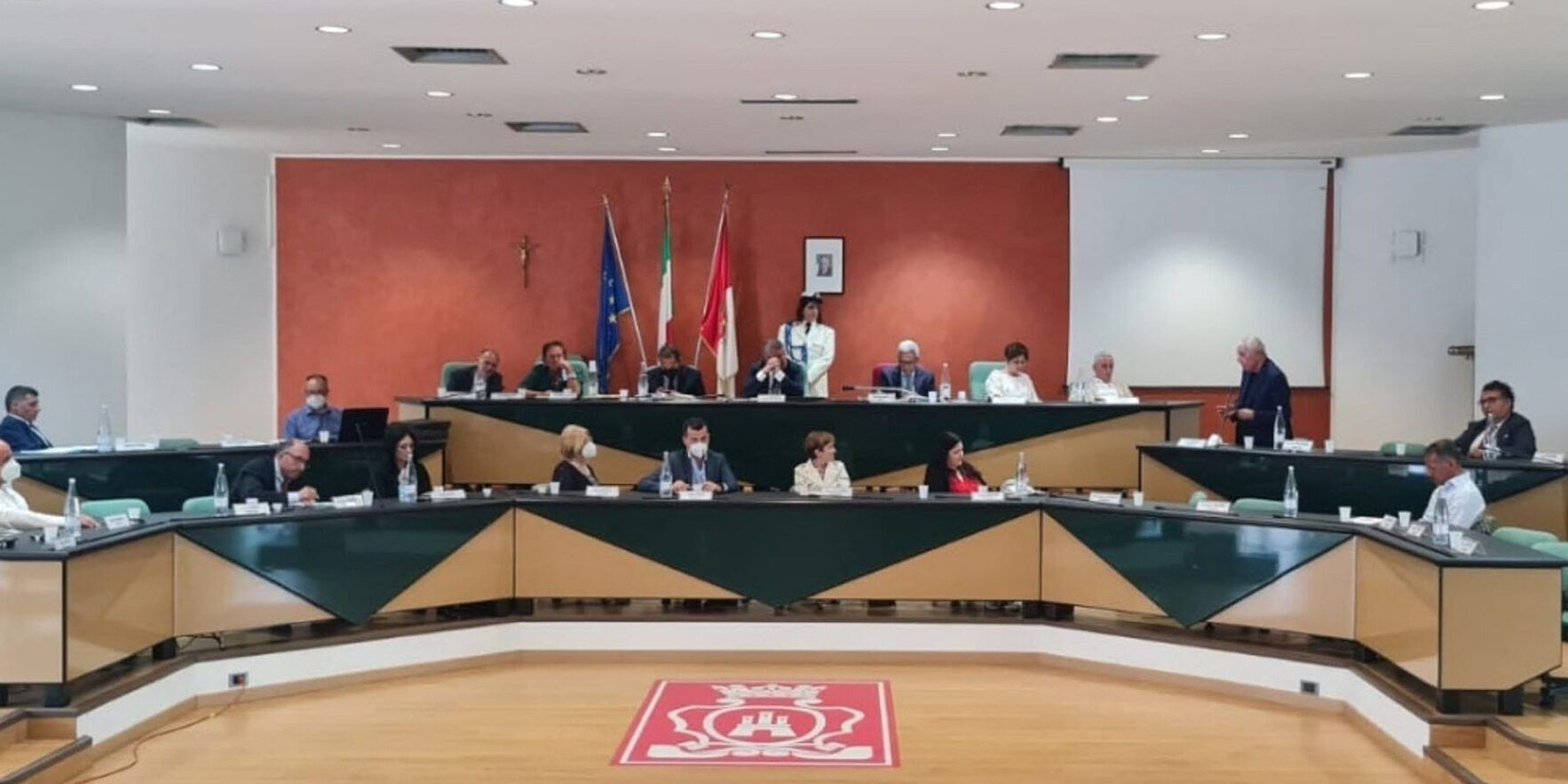 Rende, minoranza contro l’esecutivo: «Il sindaco continua a ballare sul Titanic»