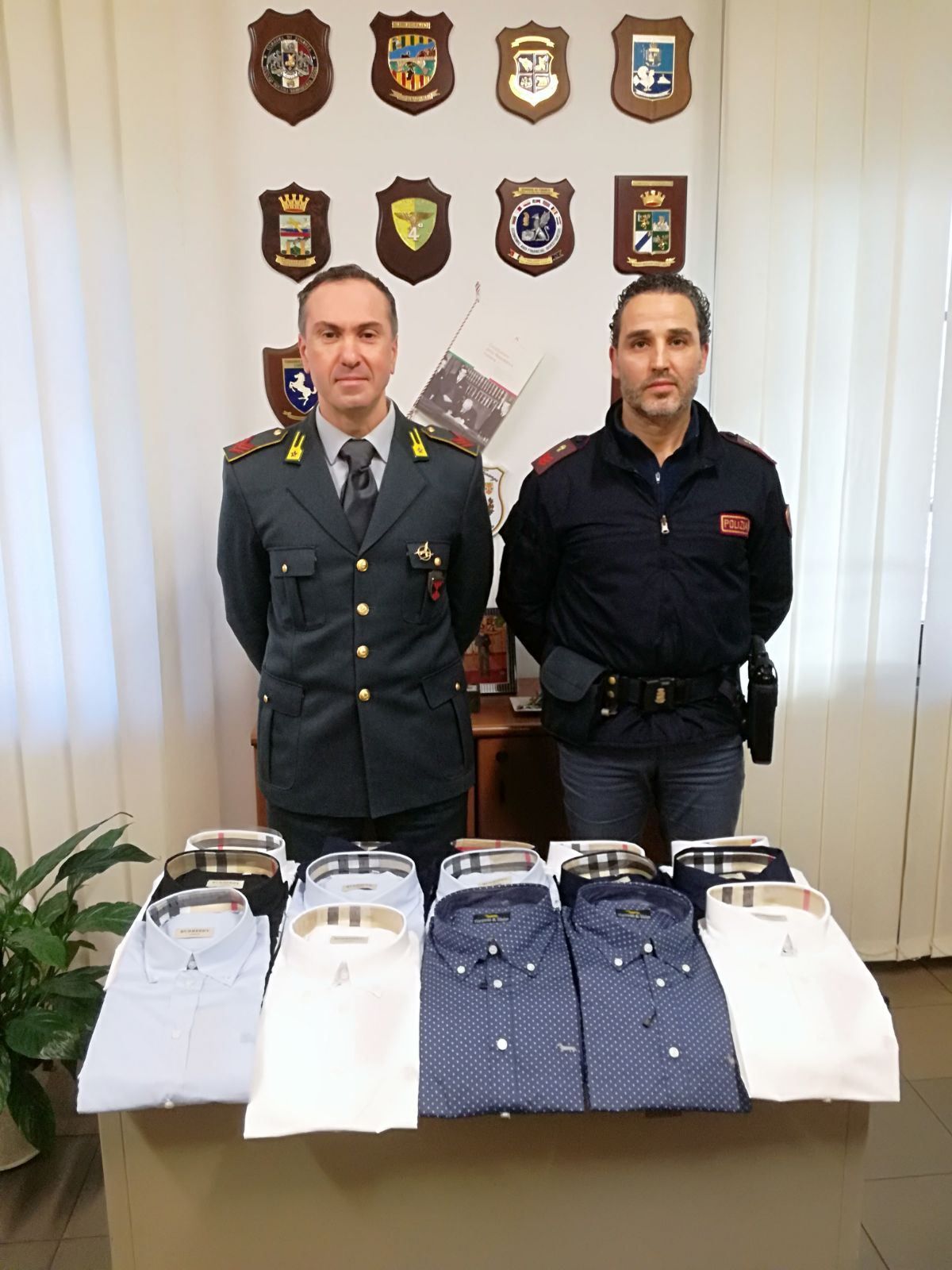 Palmi, capi contraffatti in negozio d’alta moda