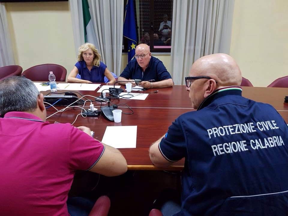 Emergenza incendi, Oliverio chiede l’intervento dell’esercito – VIDEO