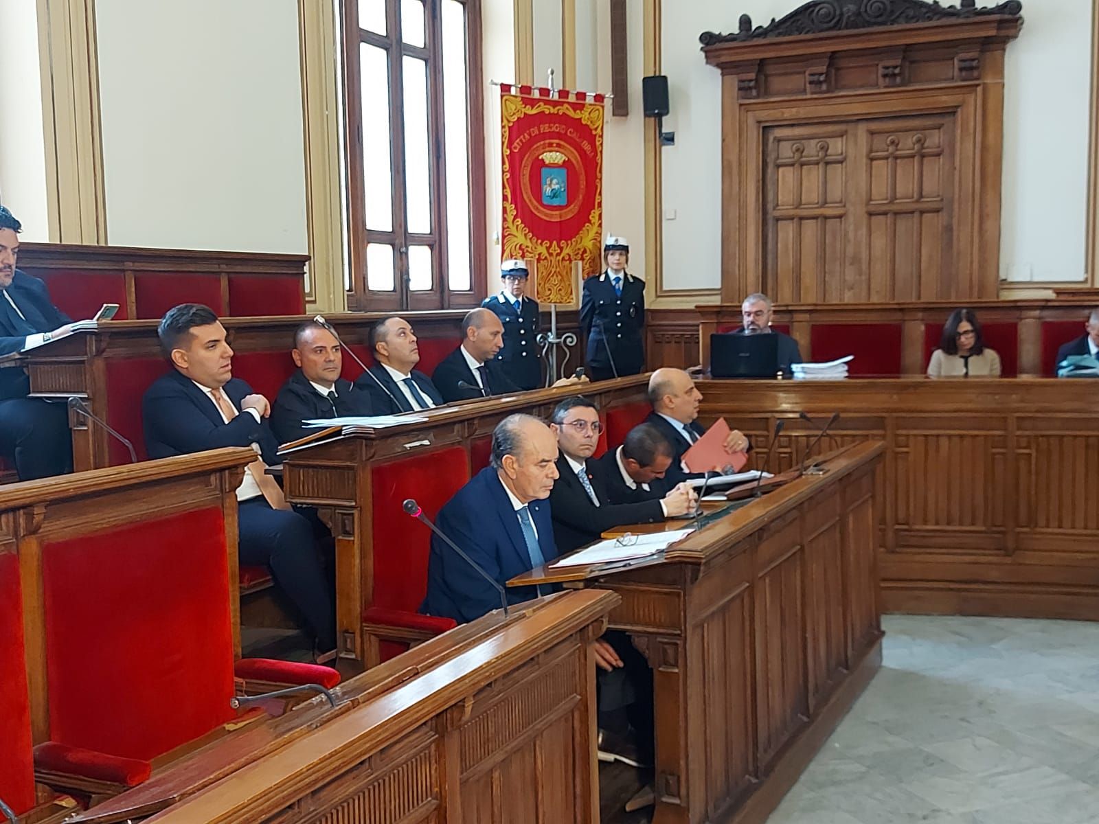 Guerra aperta a Reggio su Falcomatà. Dal centrodestra: «Al voto». Ma la maggioranza fa quadrato