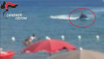 Moto d’acqua tra i bagnanti a Isola Capo Rizzuto, sei denunciati e quattro mezzi sequestrati – VIDEO