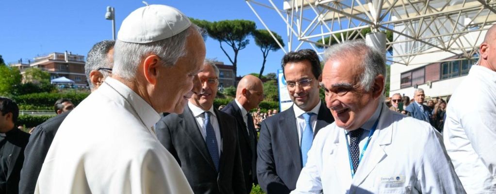 Il Papa al lavoro in ospedale. «Se starà bene farà l’Angelus»