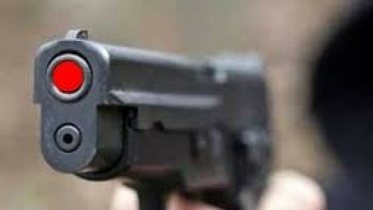 Isola Capo Rizzuto, minaccia la famiglia con una pistola a salve: arrestato 42enne