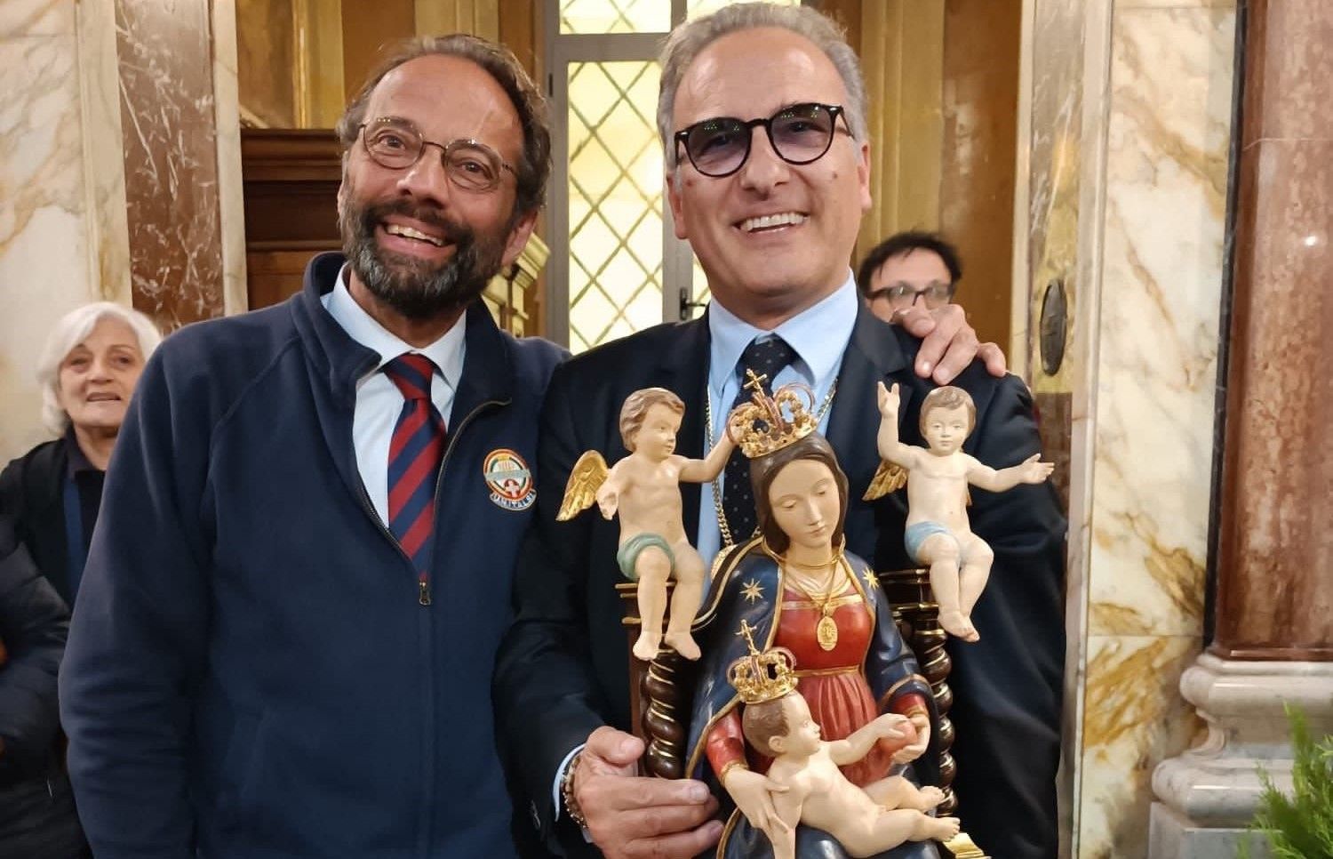 Il maestro Peppe Spadafora incorona la statua itinerante della Madonna delle Grazie