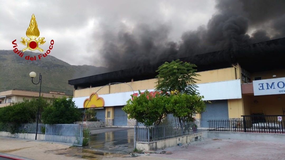 Incendio a Praia a Mare, ingenti danni a un magazzino commerciale