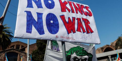 "No Kings Italy", a Roma il corteo «contro i re e le loro guerre»