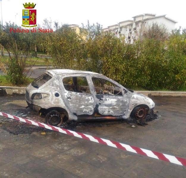 Carbonizzato sotto un'auto, c'è un fermo