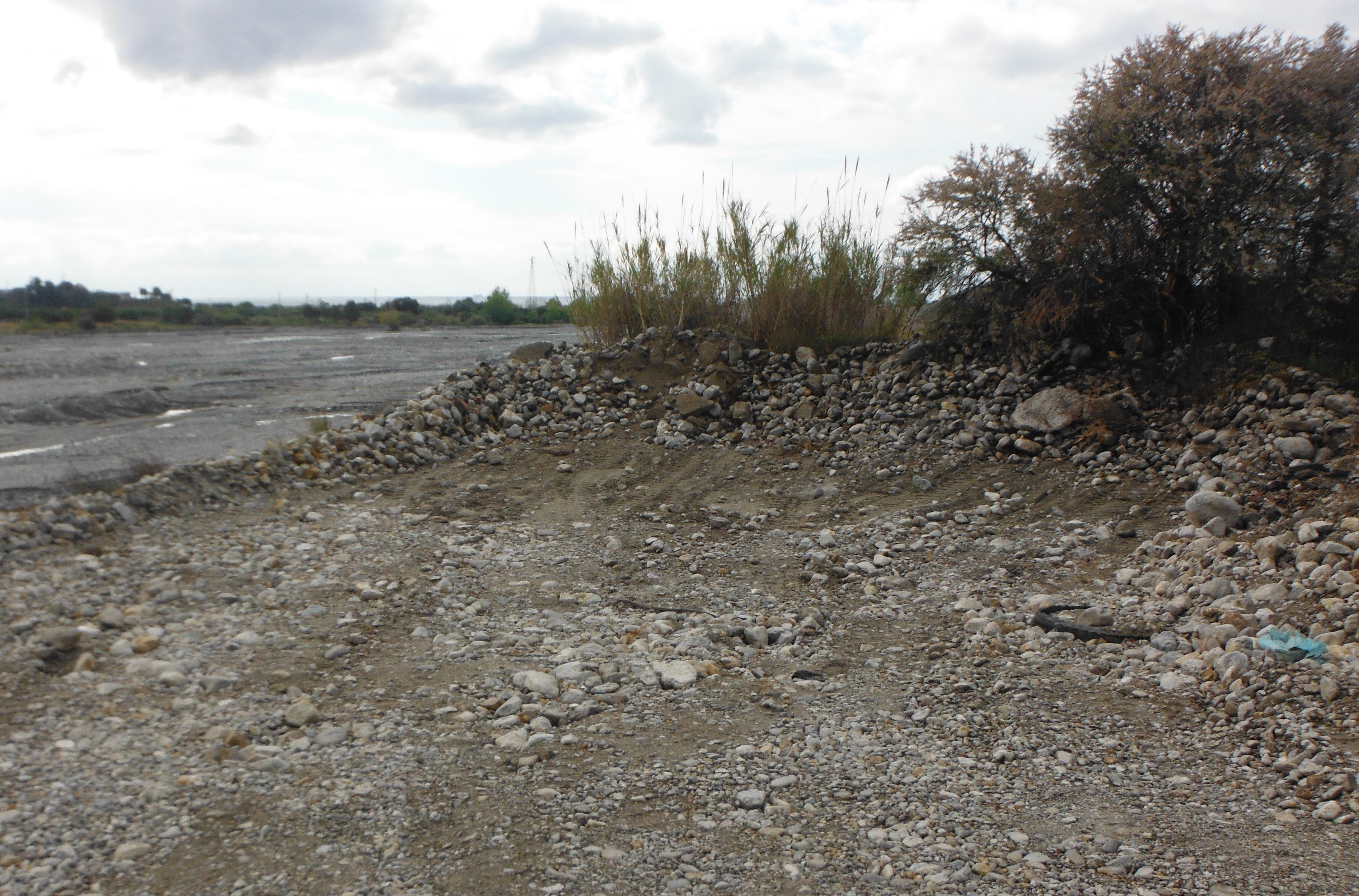 Prendevano inerti dalla fiumara, arrestati due operai