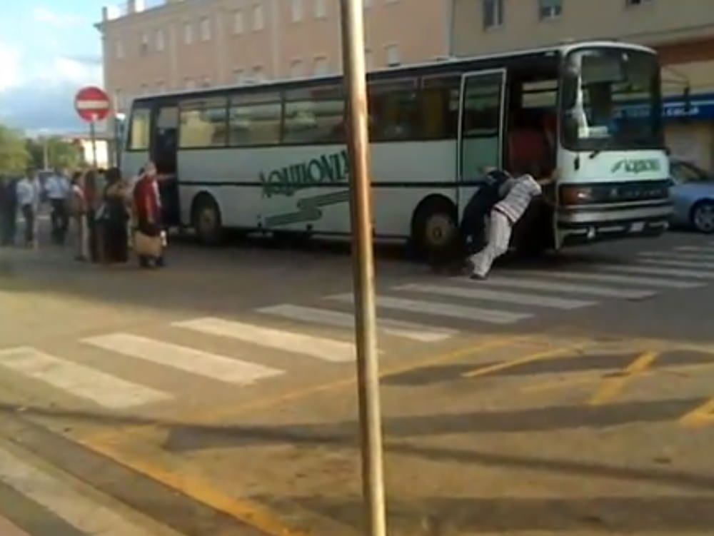 L`autobus parte a spinta