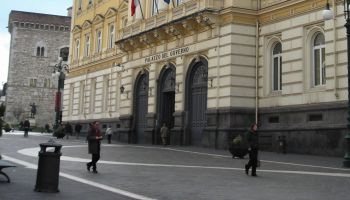 «Oggetti di lusso e viaggi pagati con i fondi per i migranti»