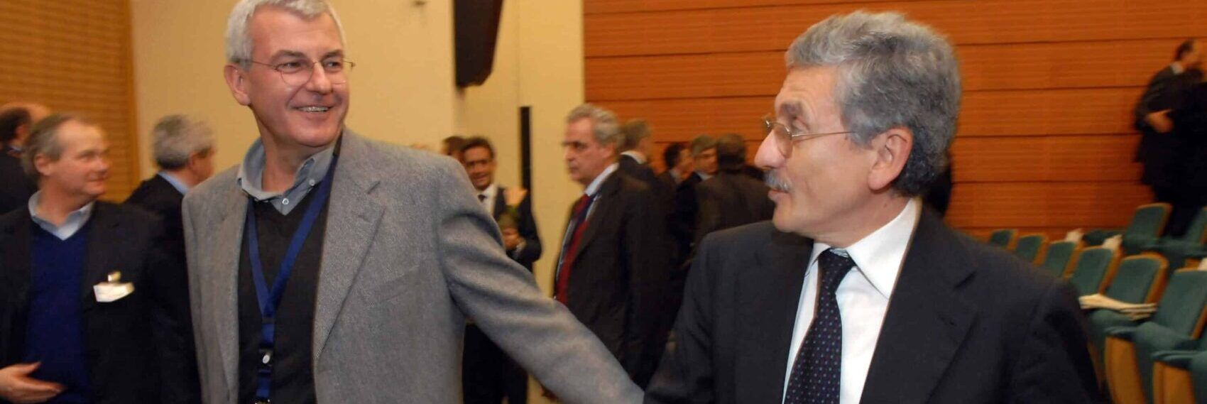 Vendita di navi ed aerei militari alla Colombia, perquisizioni per D’Alema e Profumo