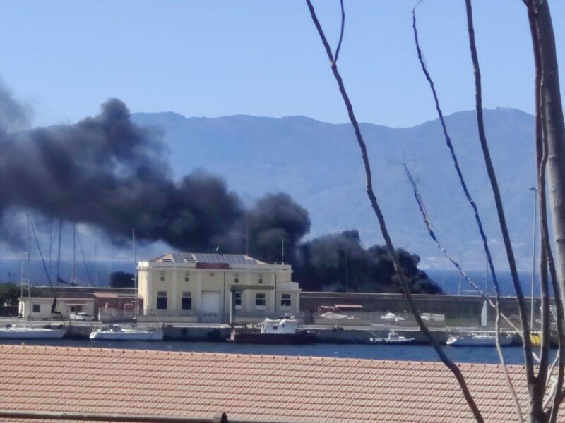 Incendio nel porto di Reggio. Distrutta una barca della “Mediterranea” – FOTO e VIDEO