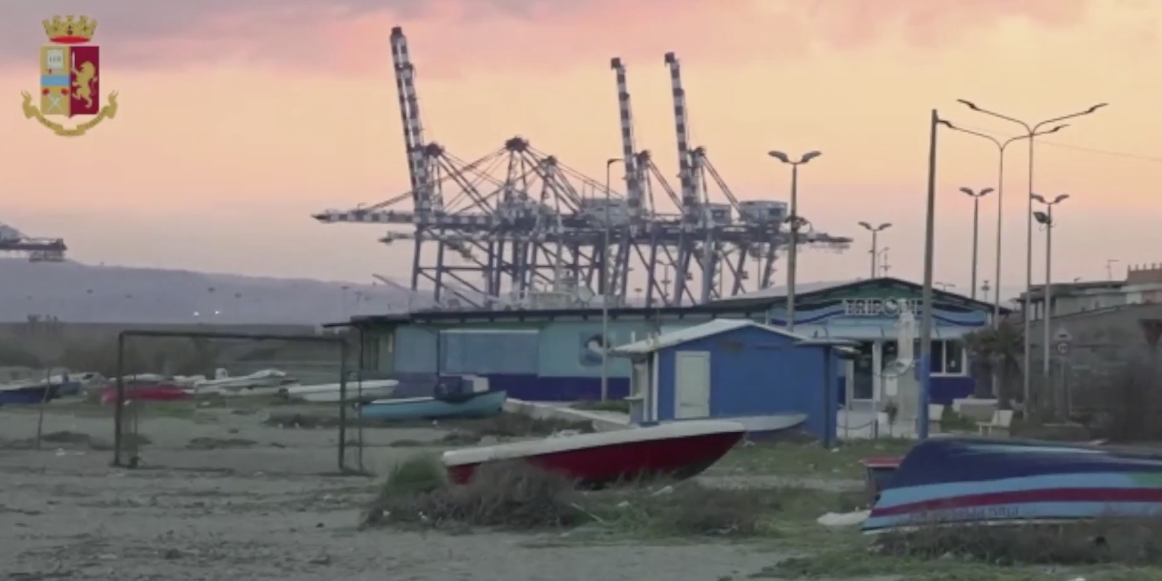 I summit per il narcotraffico nel chiosco delle bibite sul lungomare di Gioia – VIDEO