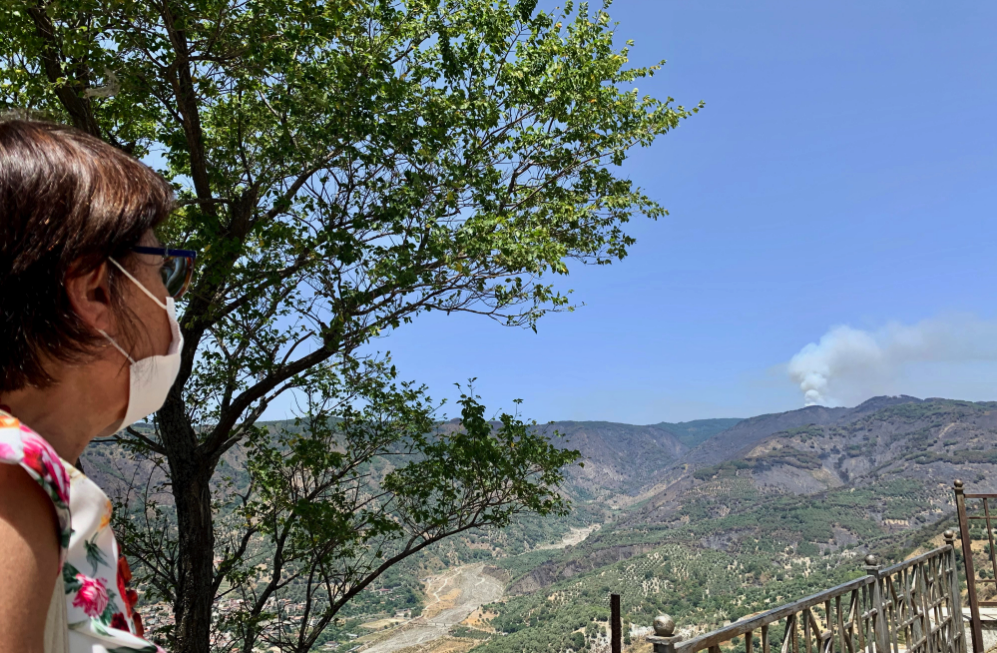 Calabria in fiamme, Amalia Bruni nell’area grecanica: «Necessario dichiarare lo stato di emergenza»