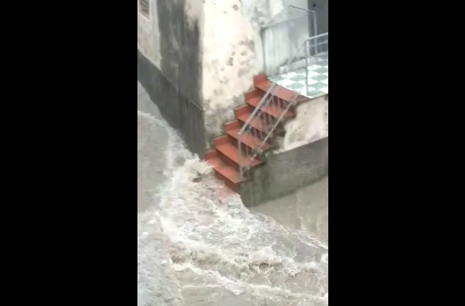 Allagamenti ed esondazioni, paura sullo Jonio. E a Rossano le strade diventano fiumi d’acqua – FOTO E VIDEO