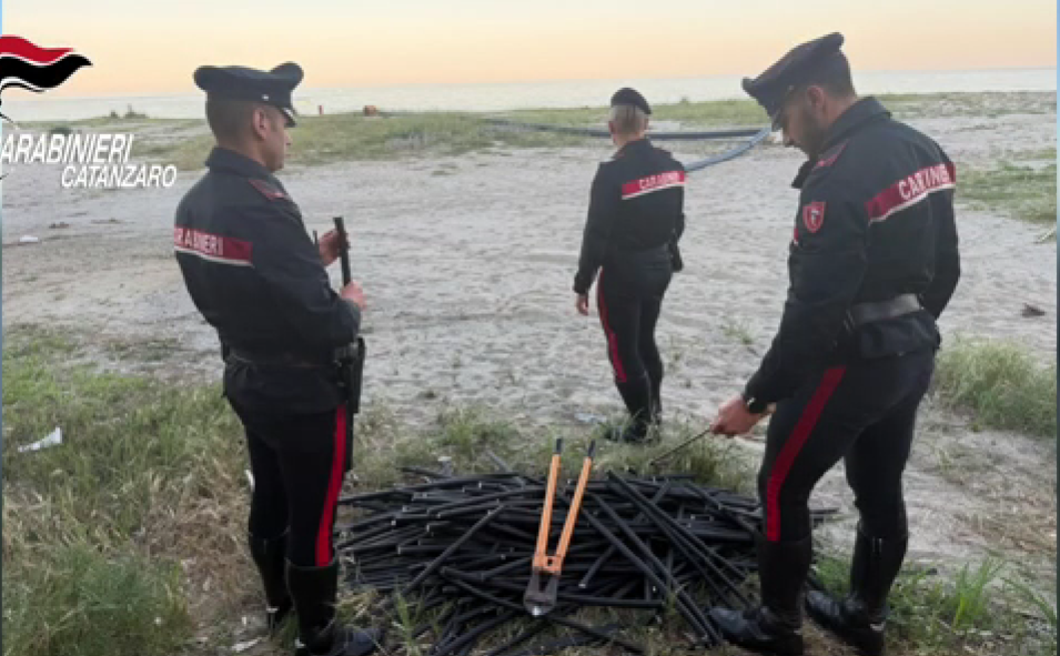 Sorpresi a rubare cavi elettrici in spiaggia: denunciati due uomini nel Catanzarese