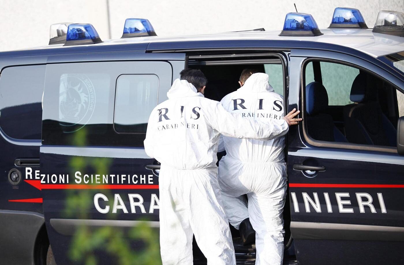 Cadavere avvolto in un lenzuolo a Gioiosa Jonica: rilievi dei Ris. Sul corpo l’autopsia