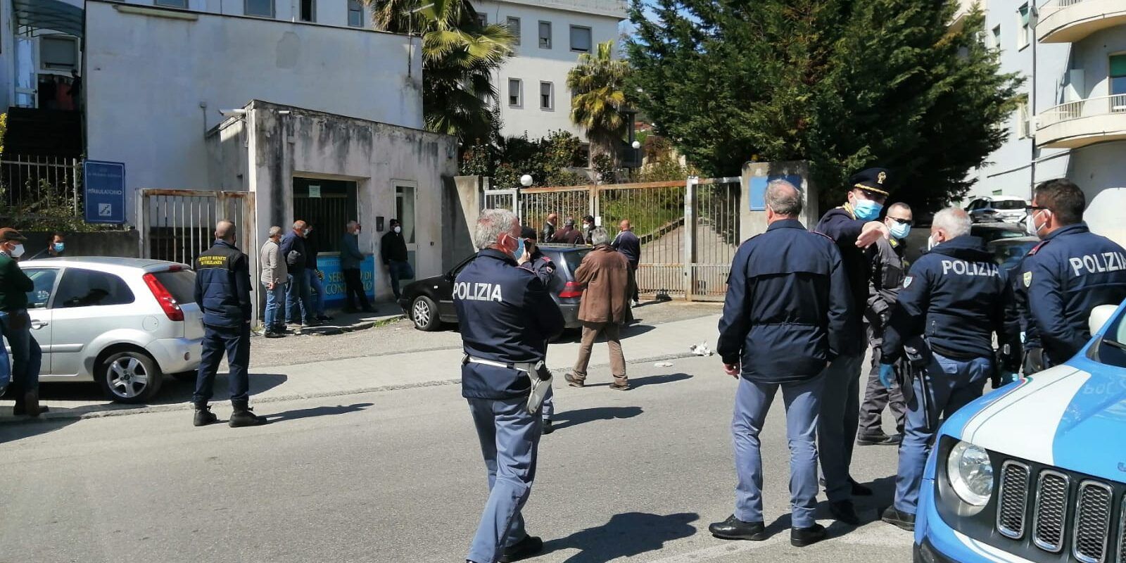 Cosenza, famiglia Rom tenta l’irruzione nel reparto Malattie Infettive: “occupato” il cortile