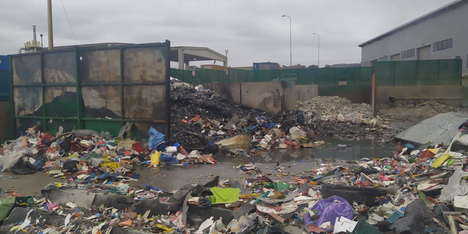 Incendio deposito rifiuti San Nicola da Crissa, presentata relazione Arpacal