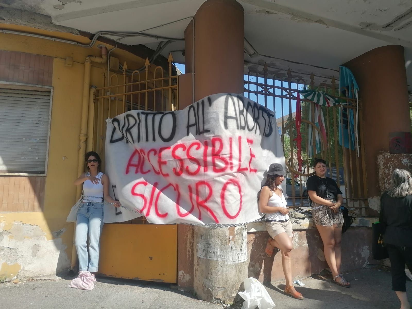 Diritto all’aborto a Cosenza, sit-in di Fem.in all’Annunziata – VIDEO