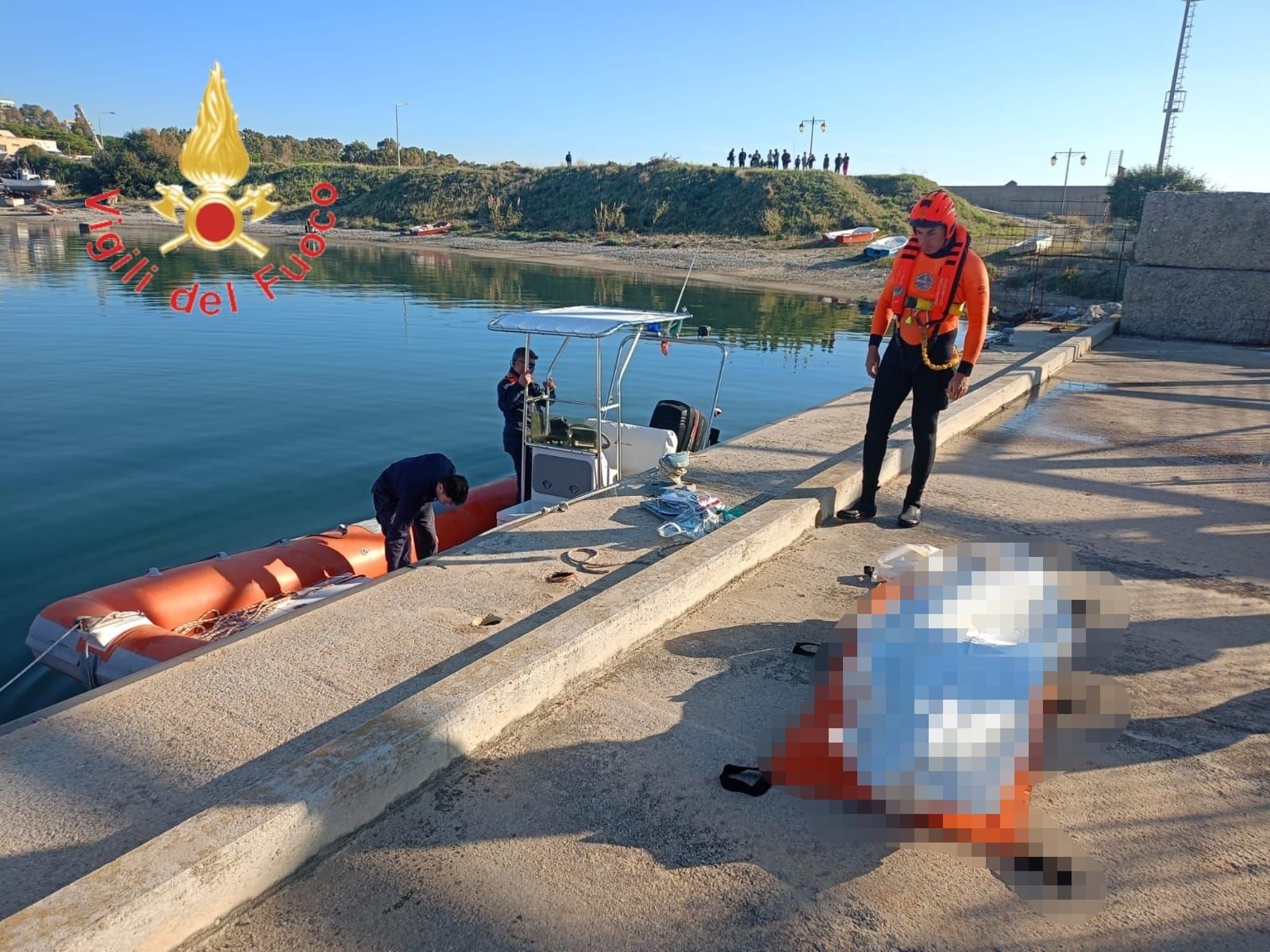 Cadavere in mare a Catanzaro Lido, in corso l’autopsia