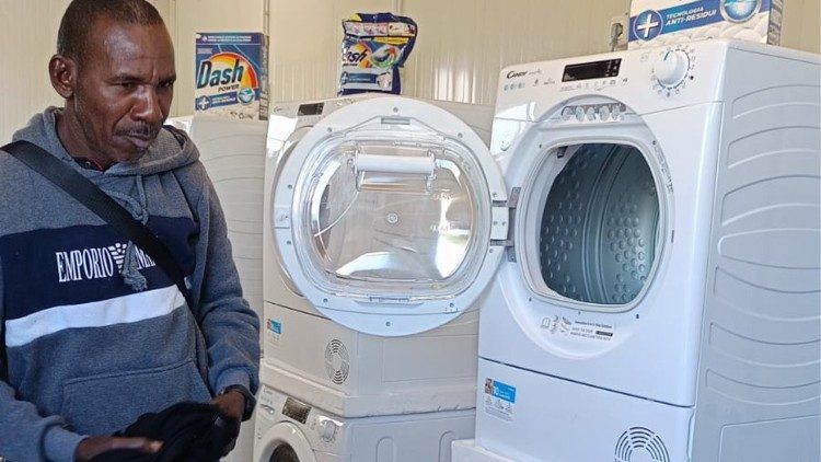 A San Ferdinando arriva la “Lavanderia di Papa Francesco” per i migranti senza fissa dimora