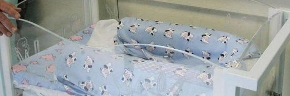 Neonato trovato morto in una culla termica di una chiesa