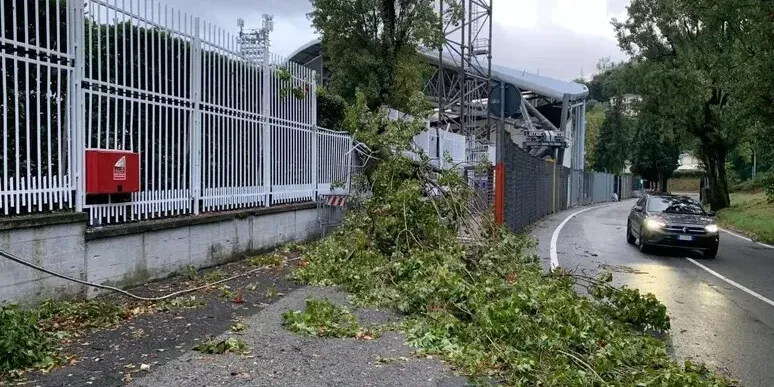 Catanzaro, vento e ostacoli sulla strada per La Spezia: il “Picco” danneggiato. Biasci verso l’addio