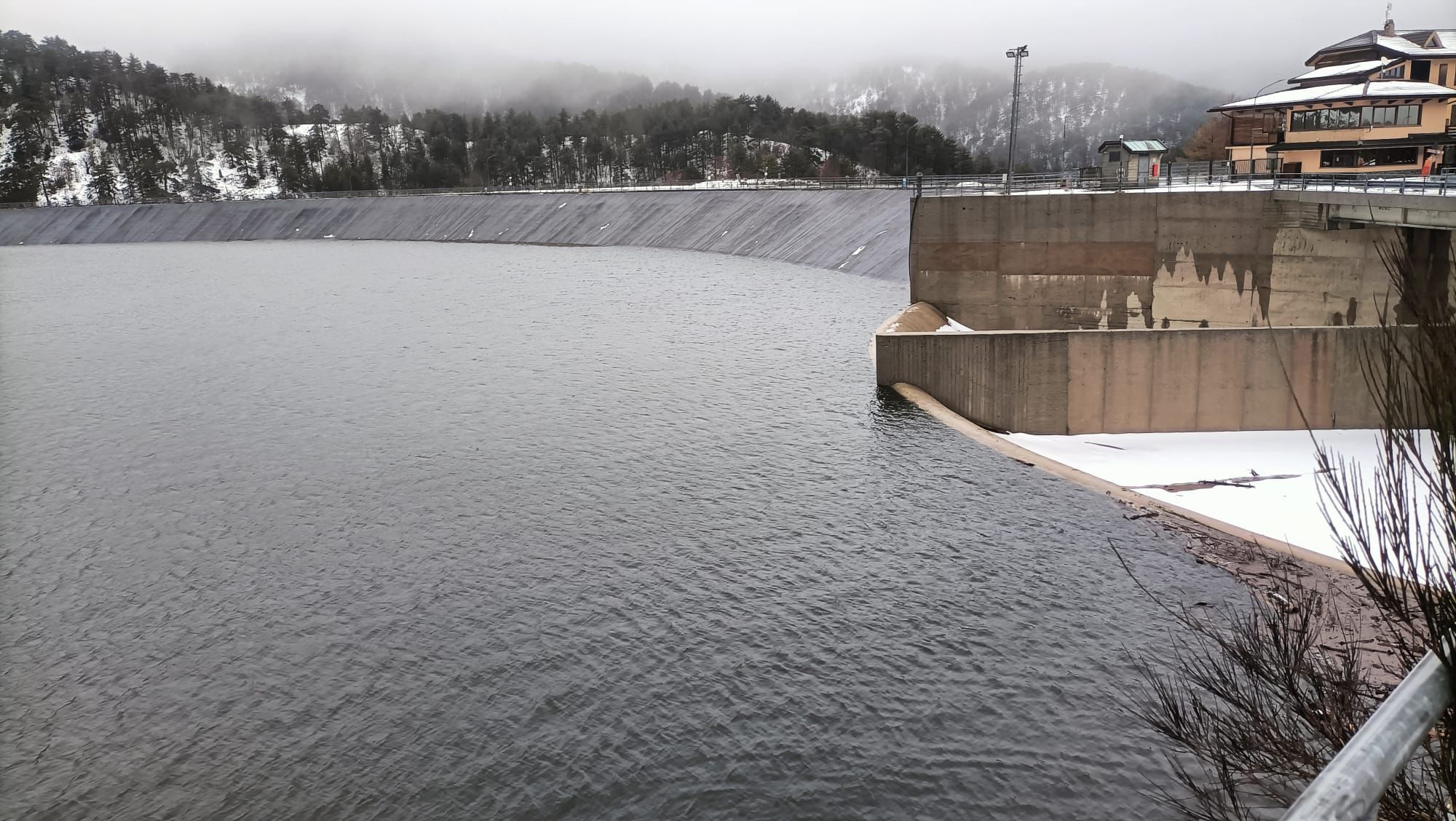 Le abbondanti piogge invernali riempiono la diga del Menta: raggiunta la quota massima
