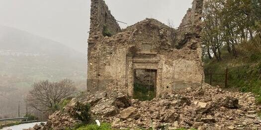 Neve e forte vento in Calabria. Mareggiate sul Tirreno. Crolla facciata di una chiesa nel Cosentino – VIDEO