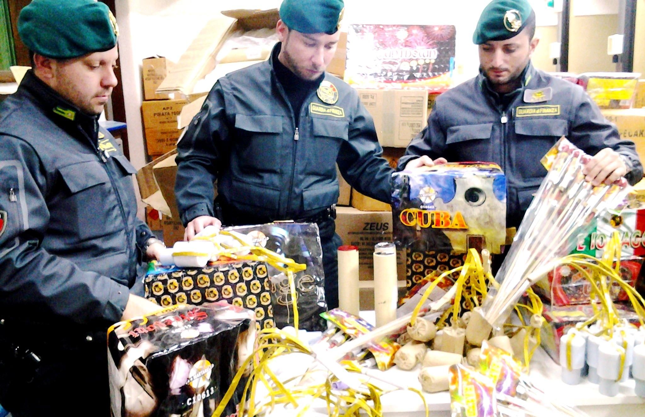 Botti di Capodanno, maxisequestro di 740mila pezzi a Cosenza