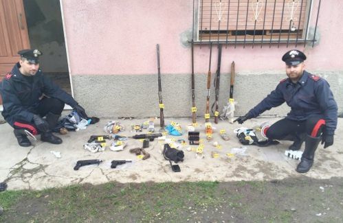 I carabinieri trovano un arsenale a Roccella Jonica