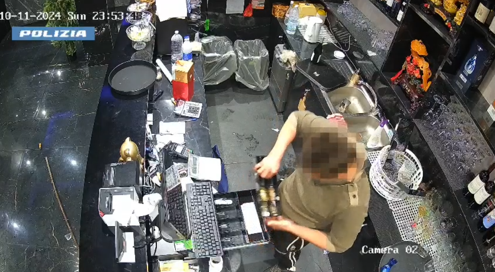 Lamezia, devasta un ristorante con una spranga di ferro e ruba l’incasso – FOTO E VIDEO