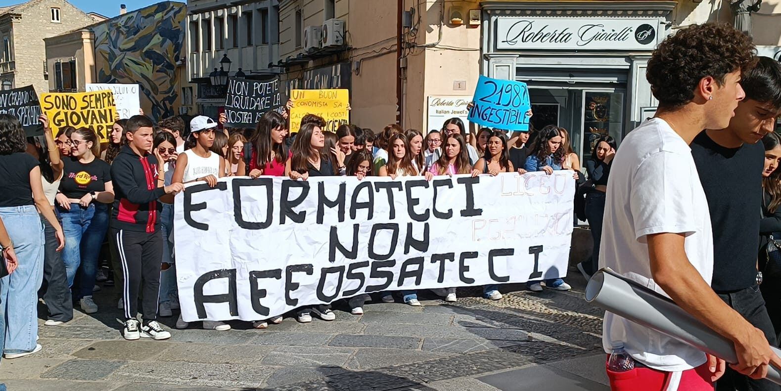 «Vecchio liceo caro sei sempre tu…»
